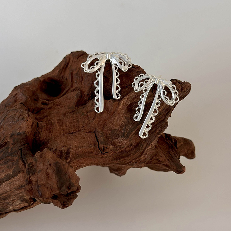 Örhängen med Hålkantad Slipsrosett