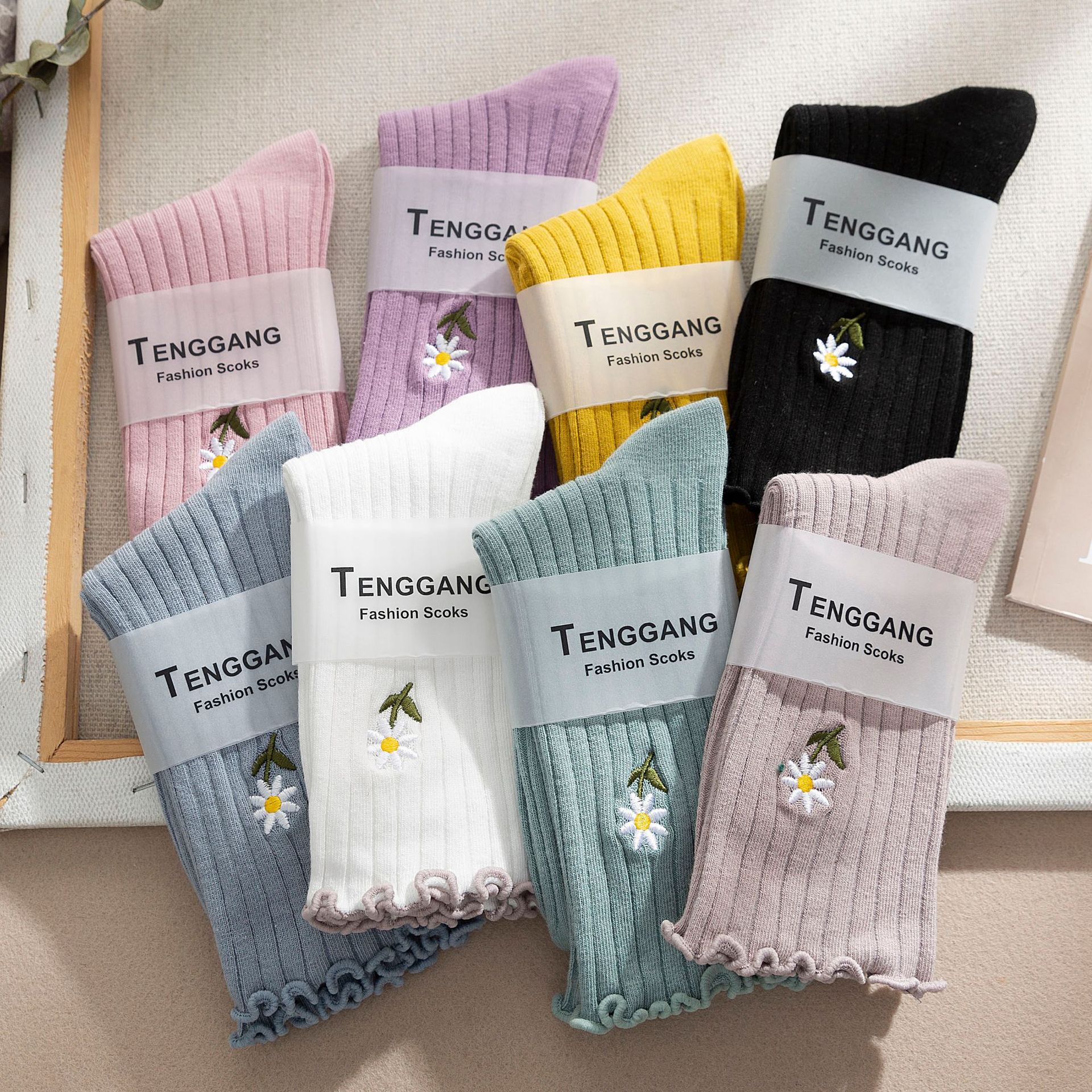 ถุงเท้าผู้หญิงลายดอกเดซี่ปักแบบ Scrunch