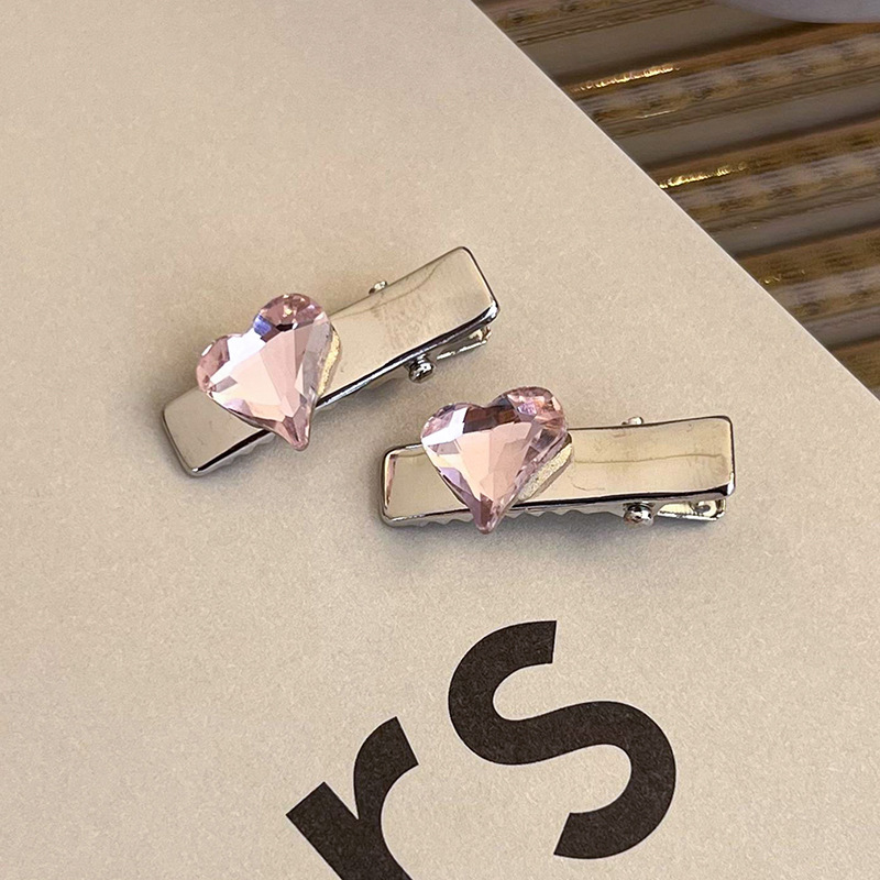 Боковая заколка с розовым стразами в виде сердца