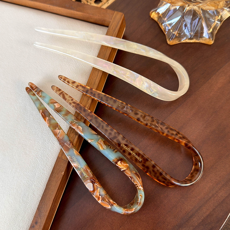 دبوس شعر على شكل U من الأسيتات