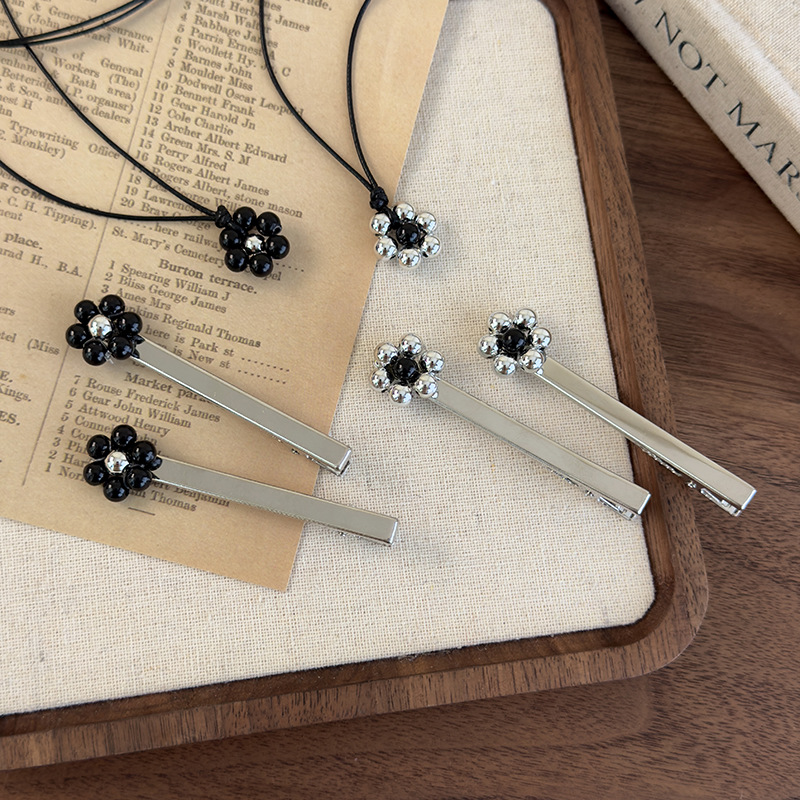 Kore Tarzı Boncuklu Çiçek Pandalı Kolye ve Saç Tokası Seti