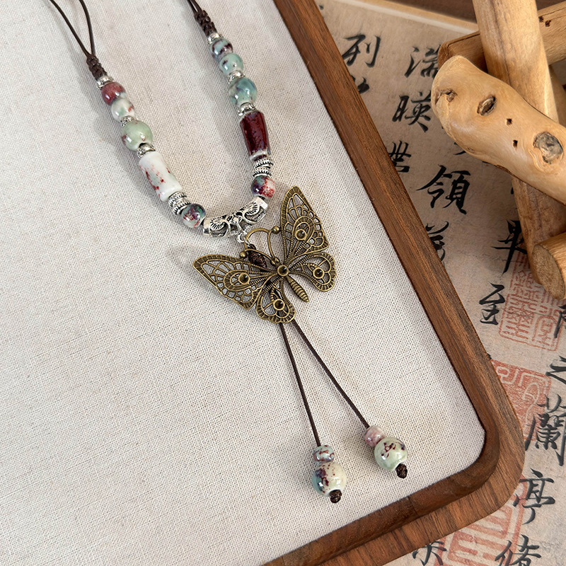 Намисто з бісерним метеликом