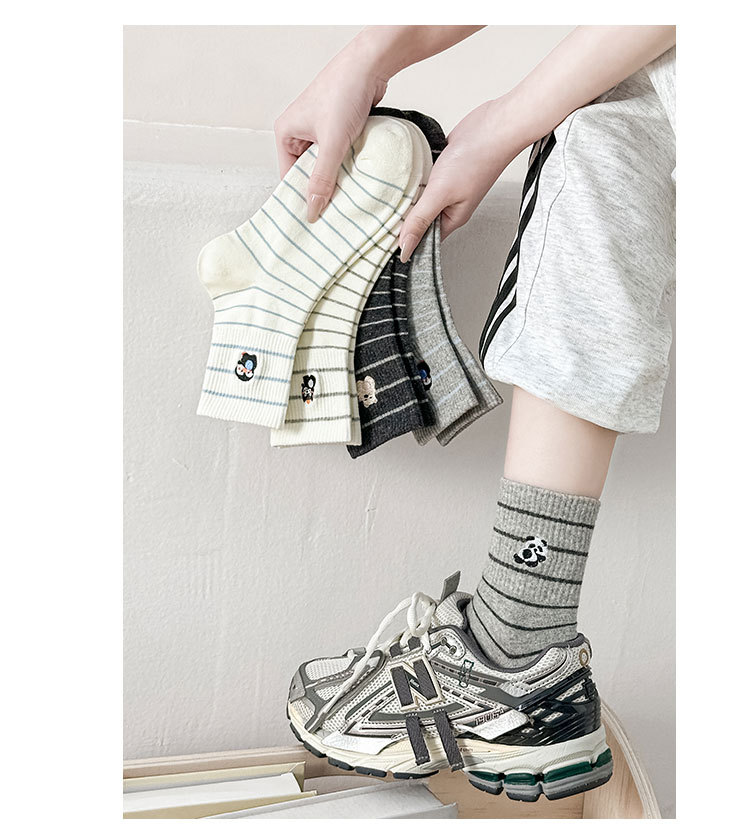Meias Mid-Calf Femininas Bordadas com Listras e Desenhos Animados