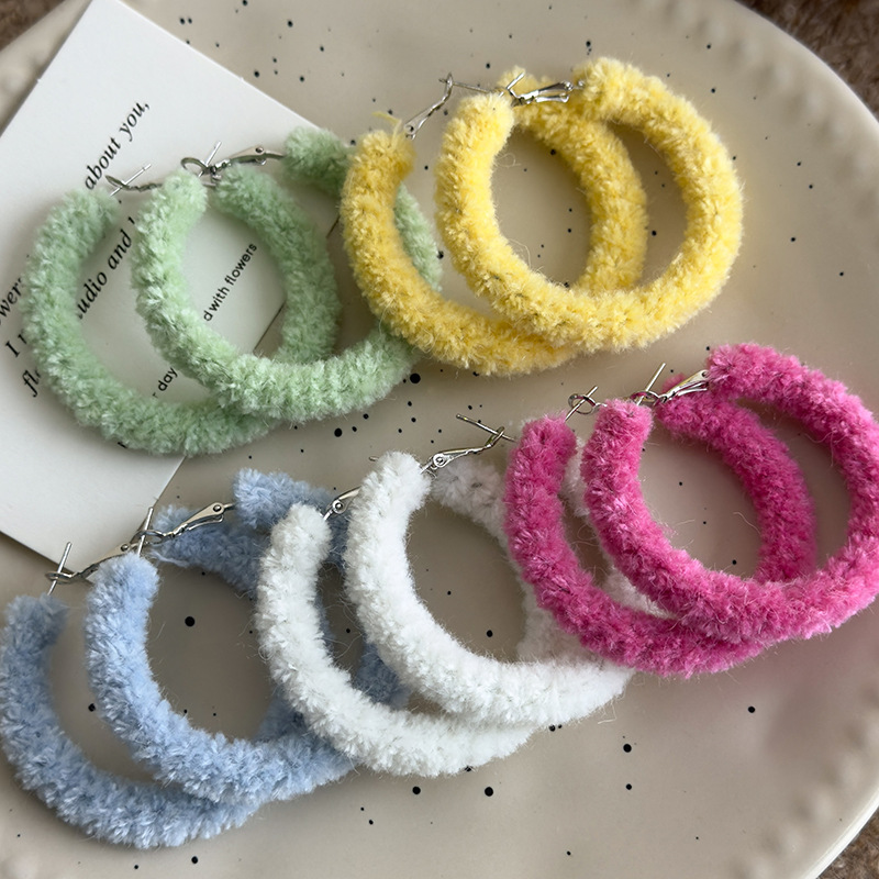 أقراط دائرة ناعمة وطرية