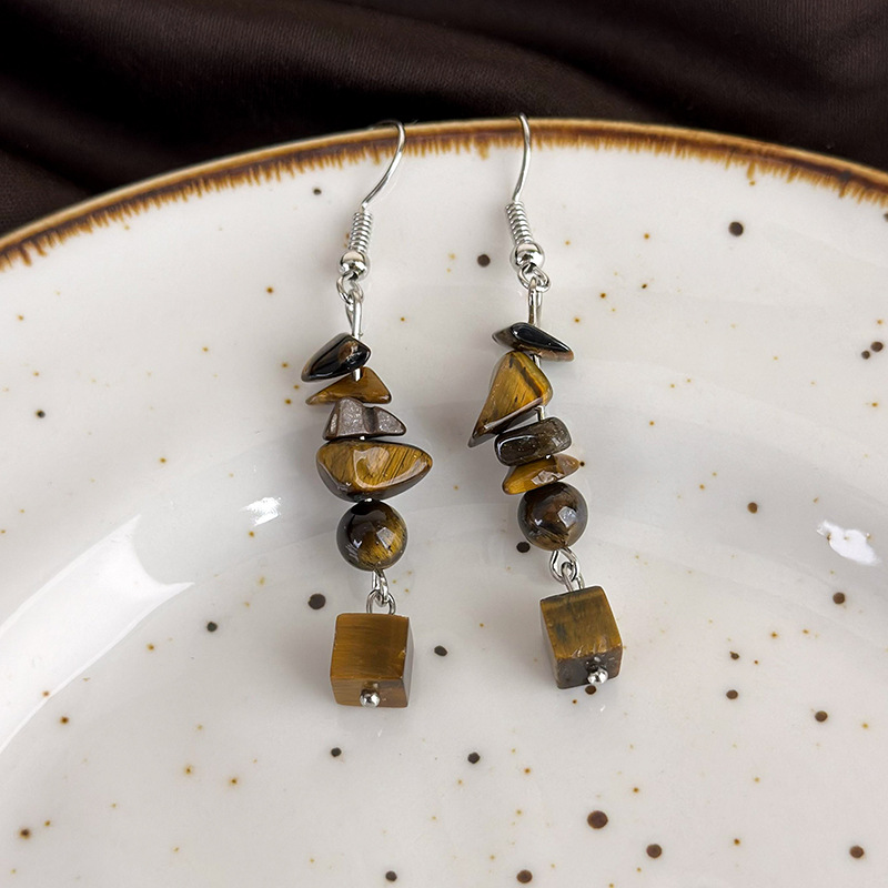 أقراط متدلية من عين النمر