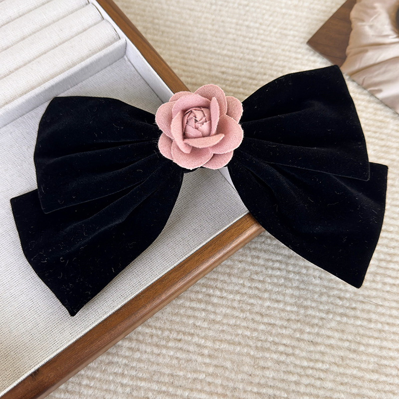 Horquillas y Cintas para el Pelo de Camelia Rosa en Terciopelo Negro