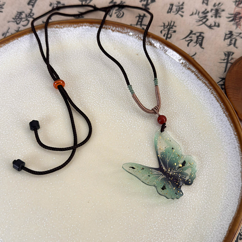 Намисто з бісерним метеликом