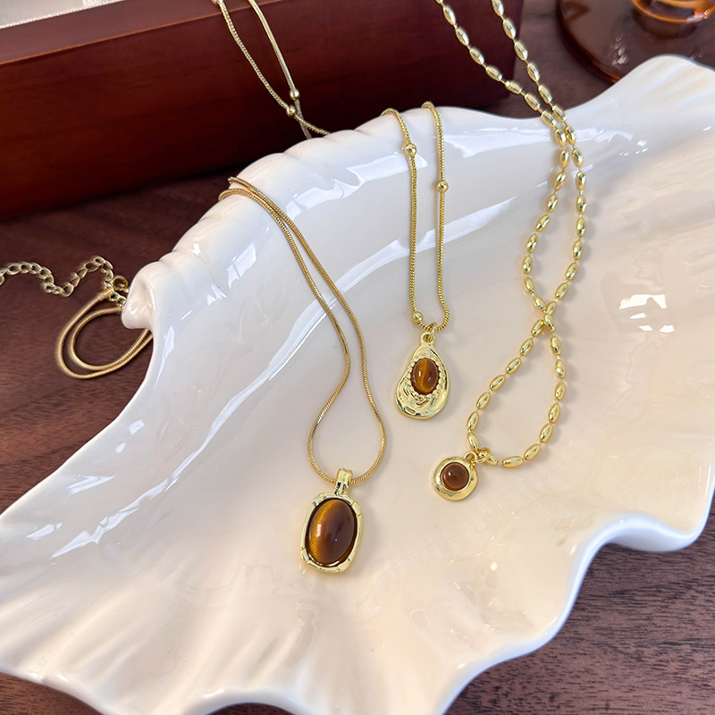 قلادة بقلادة هندسية من عين النمر