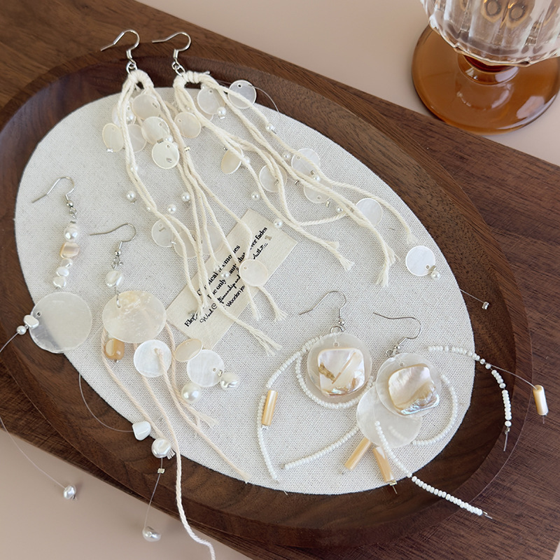 Brincos Longos de Concha com Borlas