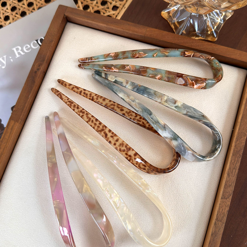 دبوس شعر على شكل U من الأسيتات