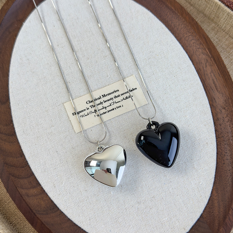 Намисто з серцем та зміїстим ланцюжком