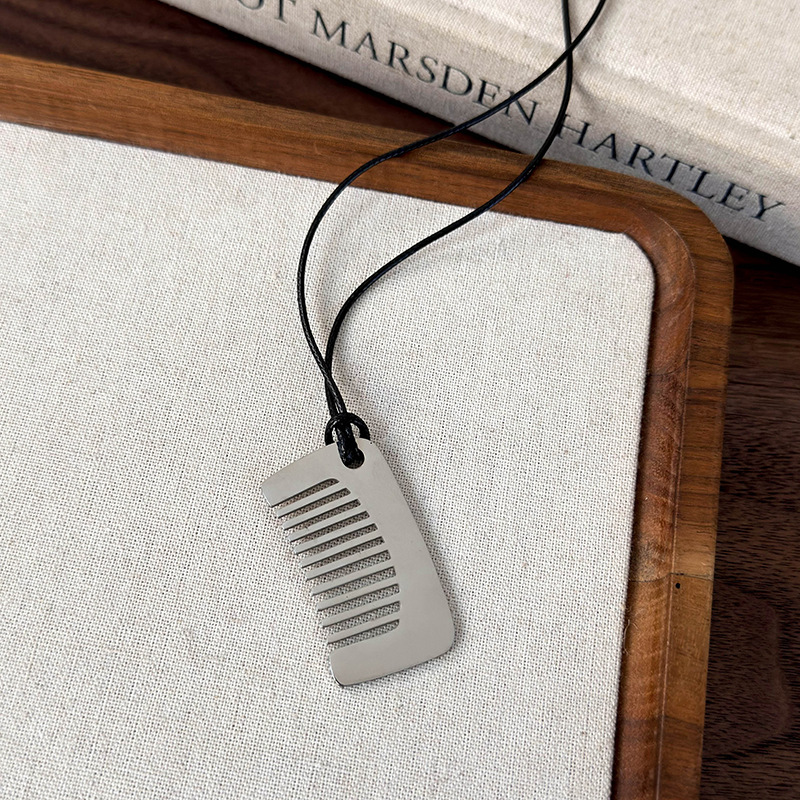 Намисто з кулоном-гребінцем