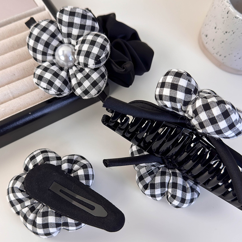 Μαύρο-Λευκό Καρέ Κλιπ Μαλλιών με Λουλούδι και Μαργαριτάρι