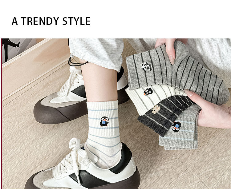 Meias Mid-Calf Femininas Bordadas com Listras e Desenhos Animados