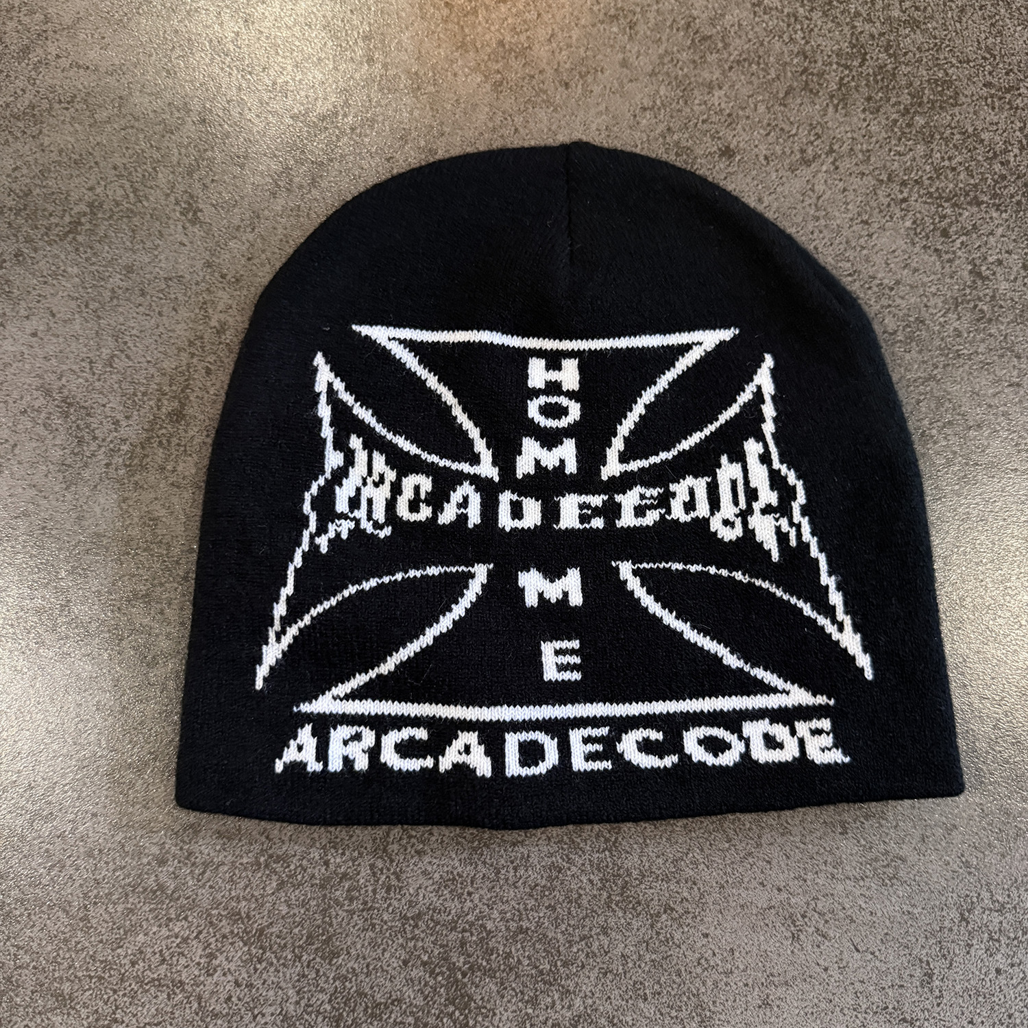 Gorro de Malha com Letras Cruzadas