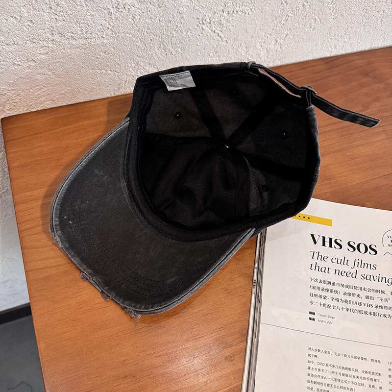 Boné de Baseball Lavado e Desgastado com Letras Rasgadas