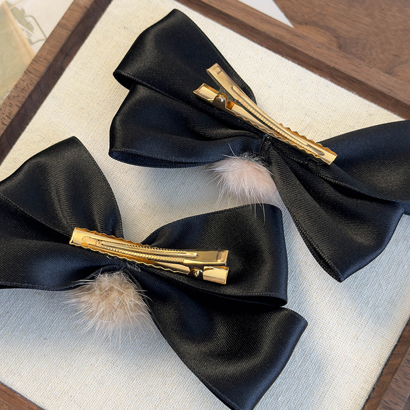 Satynowa Spinka do Włosów z Kokardą i Pomponem