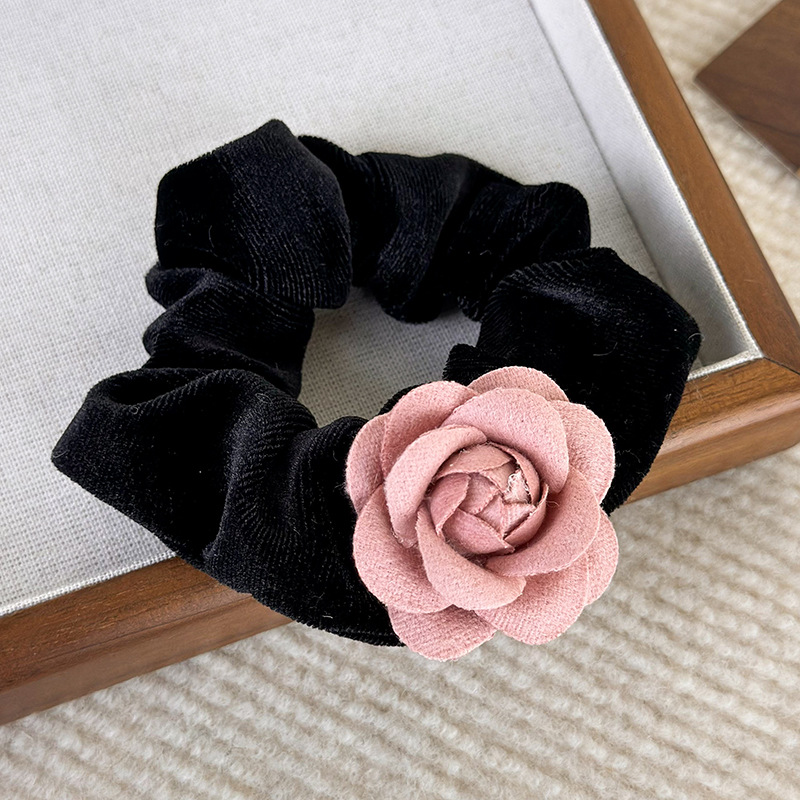 Horquillas y Cintas para el Pelo de Camelia Rosa en Terciopelo Negro