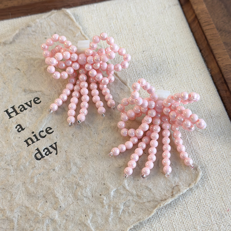 ビーズボウとタッセル付きシュークリップ