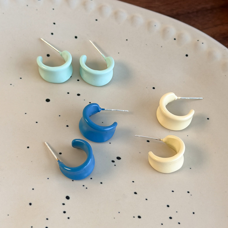 أقراط مينا متقاطرة على شكل C