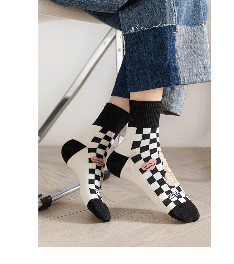Meias Femininas com Estampa Xadrez e Ursos de Desenho Animado