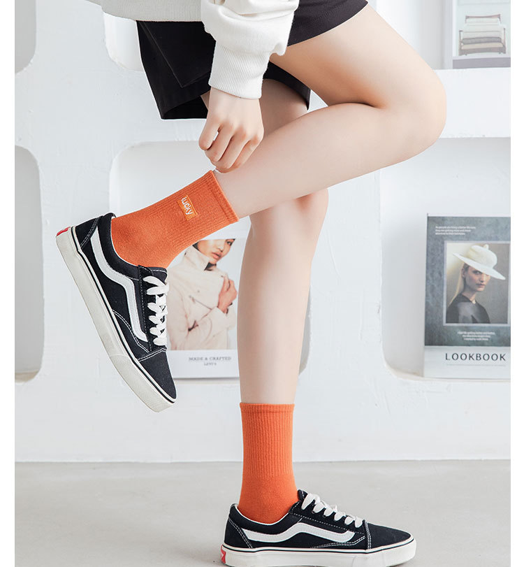 Meias Mid-Calf Bordadas com Letras