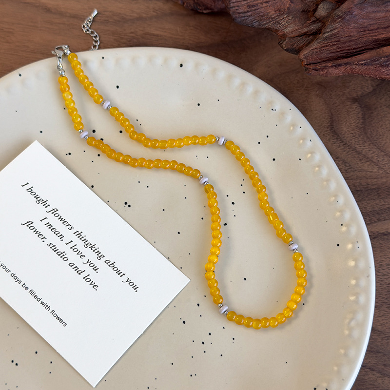 قلادة خرز زجاجي أصفر مكدس