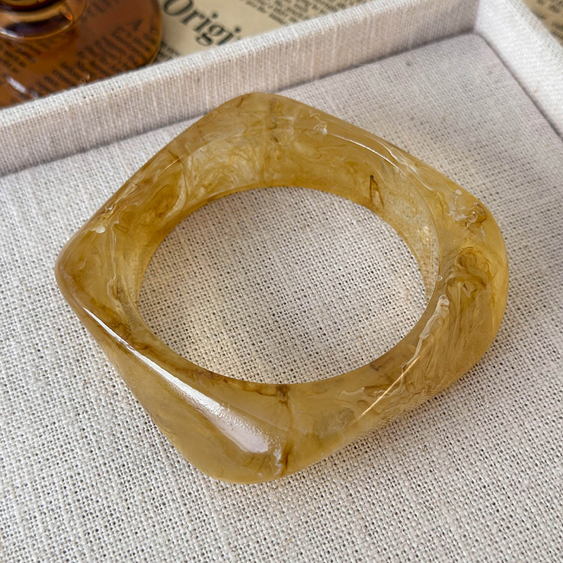 Асиметричні браслети зі смоли