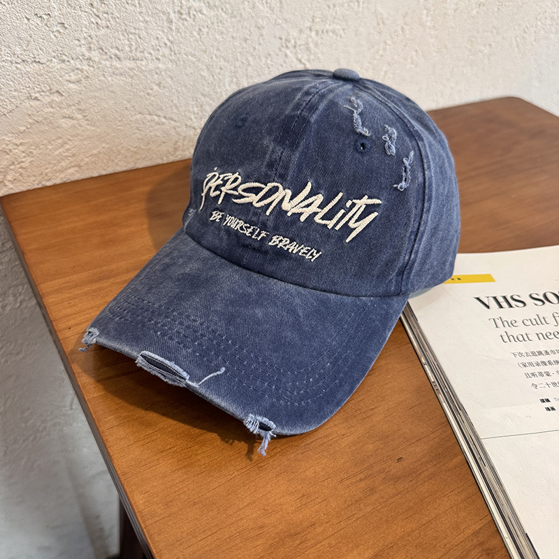 Boné de Baseball Lavado e Desgastado com Letras Rasgadas