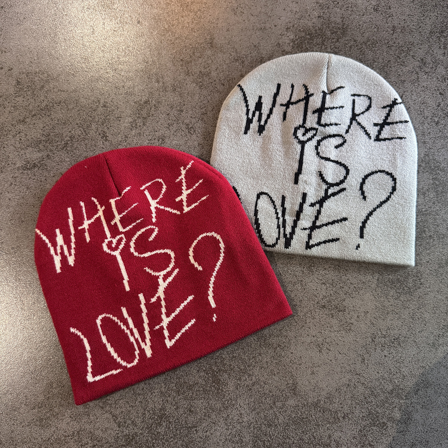 Gorro de Malha com Letras e Blocos de Cor