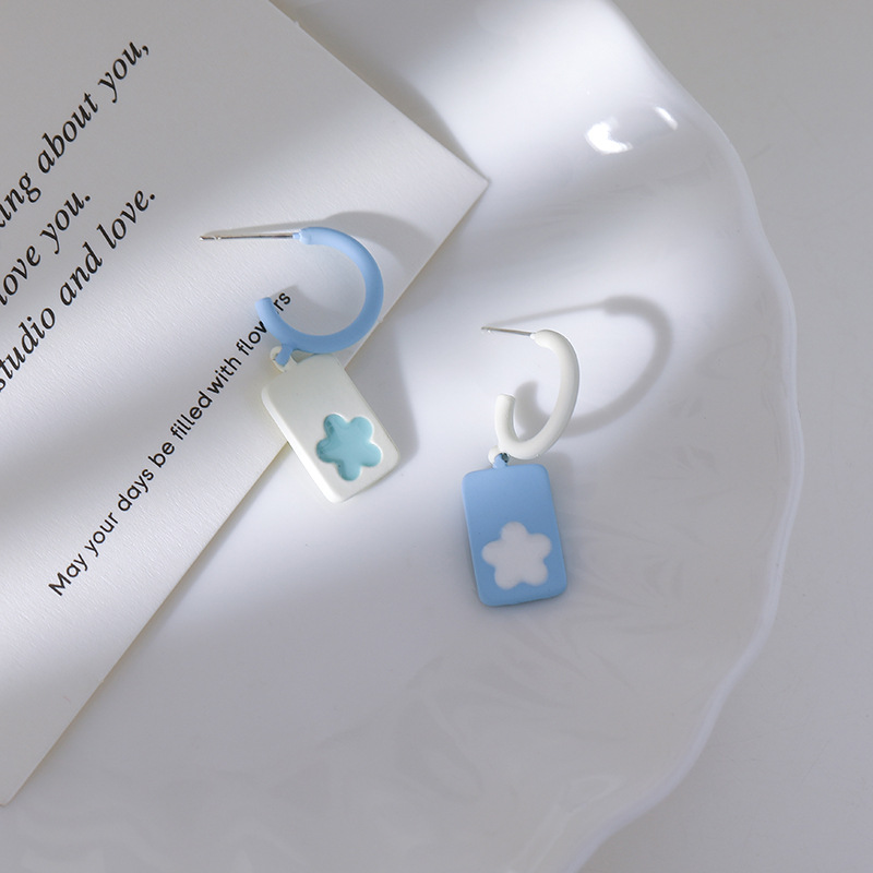 أقراط زهرية