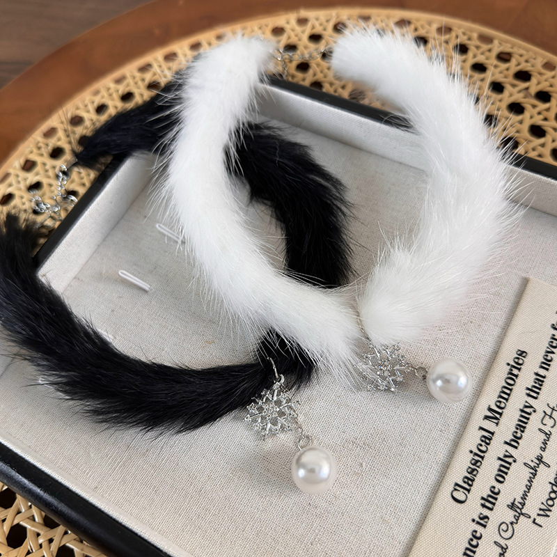 Намисто з лисячим хутром та перлинами