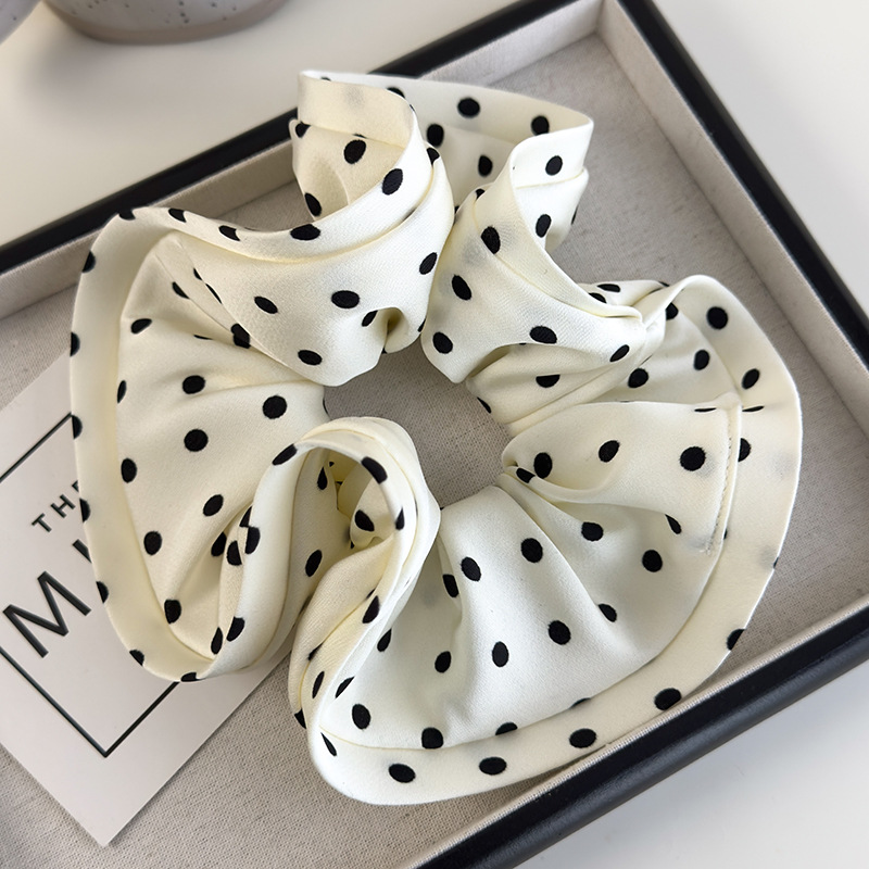 Franska Satäng Polka Dot Ruffle Scrunchy