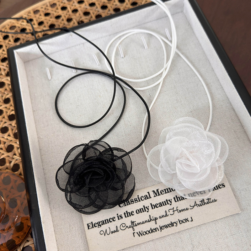 Кольє-чокер з квітковими трояндами