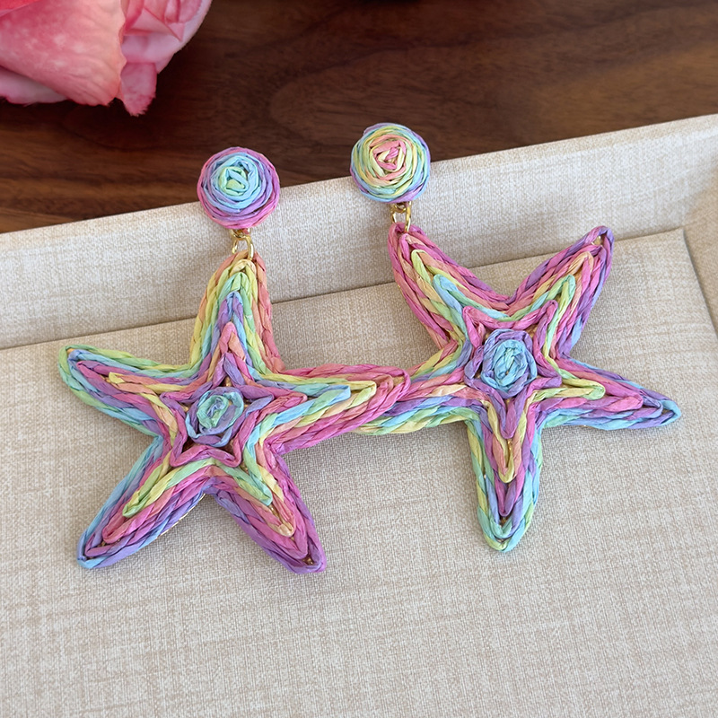 생동감 있는 스트로 스테이트먼트 귀걸이