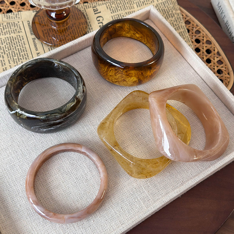 Асиметричні браслети зі смоли