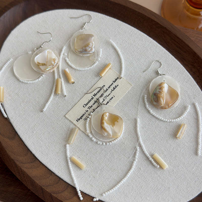 Brincos Longos de Concha com Borlas