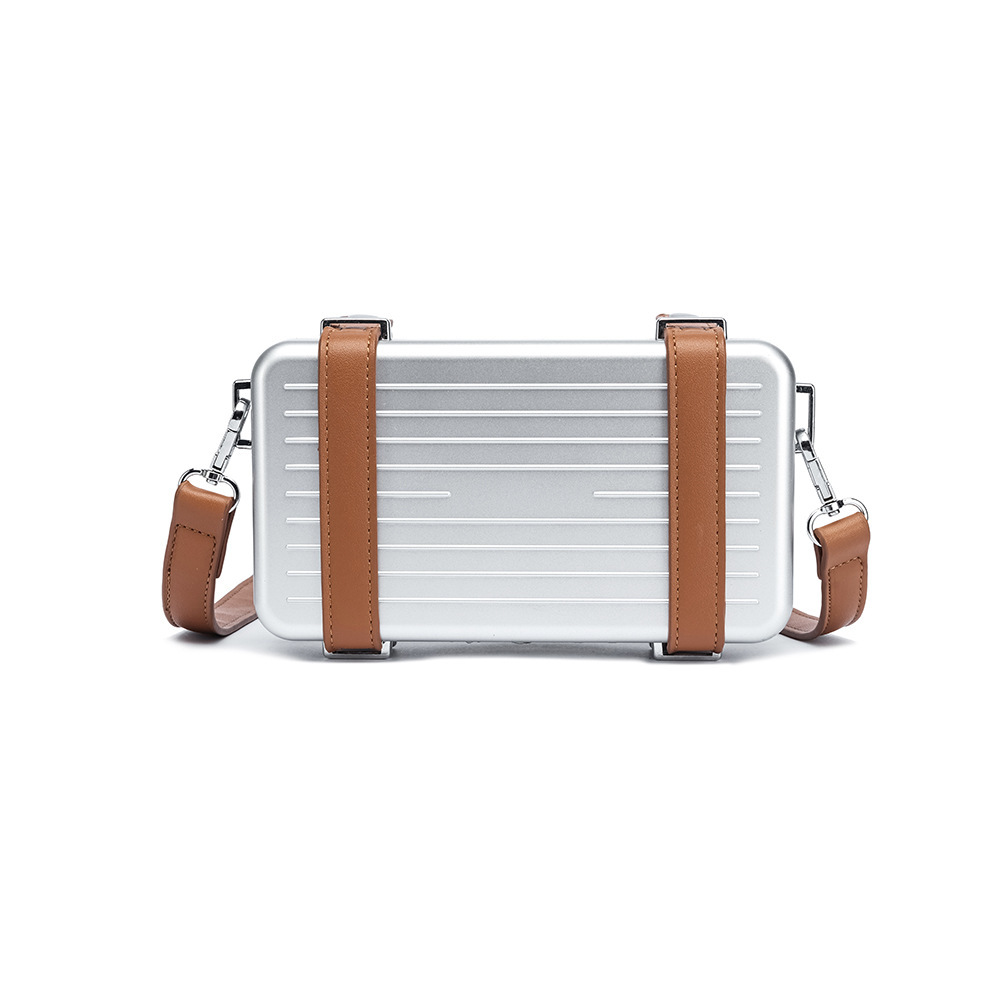 ハードシェルクロスボディバッグ