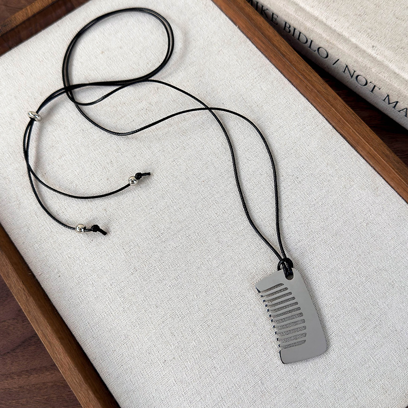 Намисто з кулоном-гребінцем