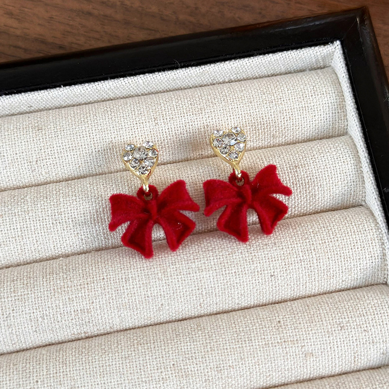 Burgu Flok Çiçekli Küpeler