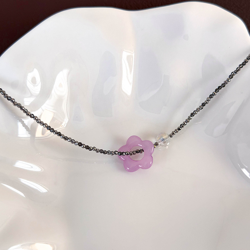 قلادة تشوكر بالخرز والزهور الباستيل