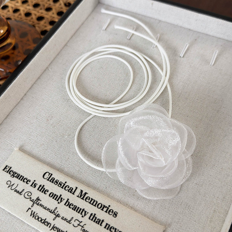 Кольє-чокер з квітковими трояндами