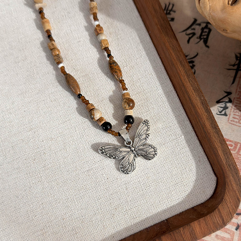Намисто з бісерним метеликом