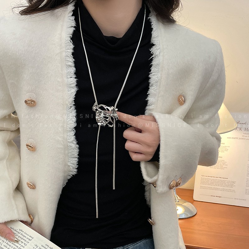 Collana con Rosa Traforata