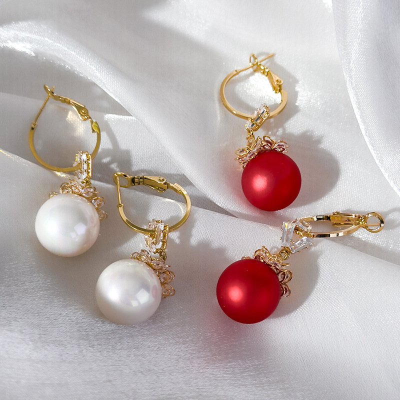 Серьга-кафф с Красным Цирконом и Цветочным Жемчугом