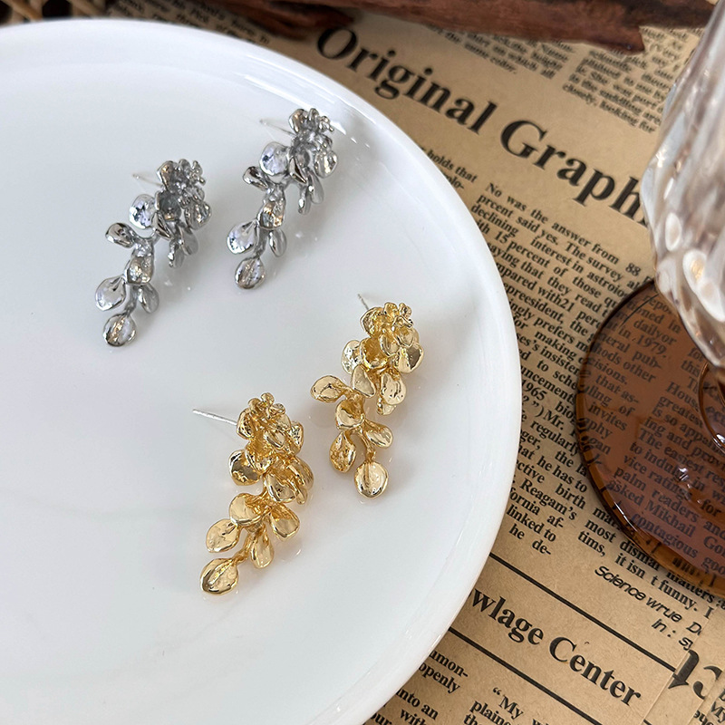 أقراط معدنية بتصميم الزهور والأوراق والشرابات