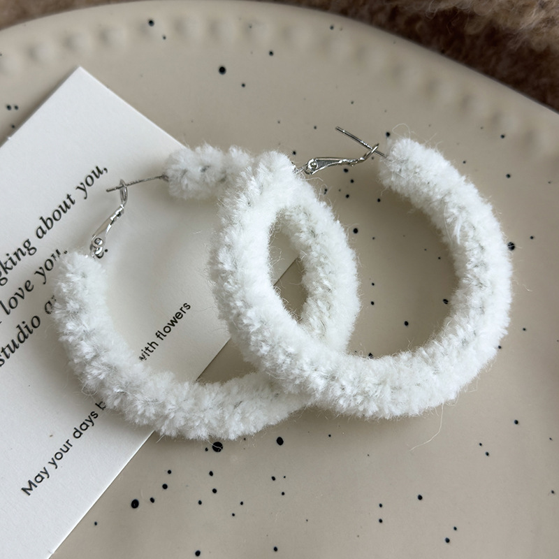 أقراط دائرة ناعمة وطرية