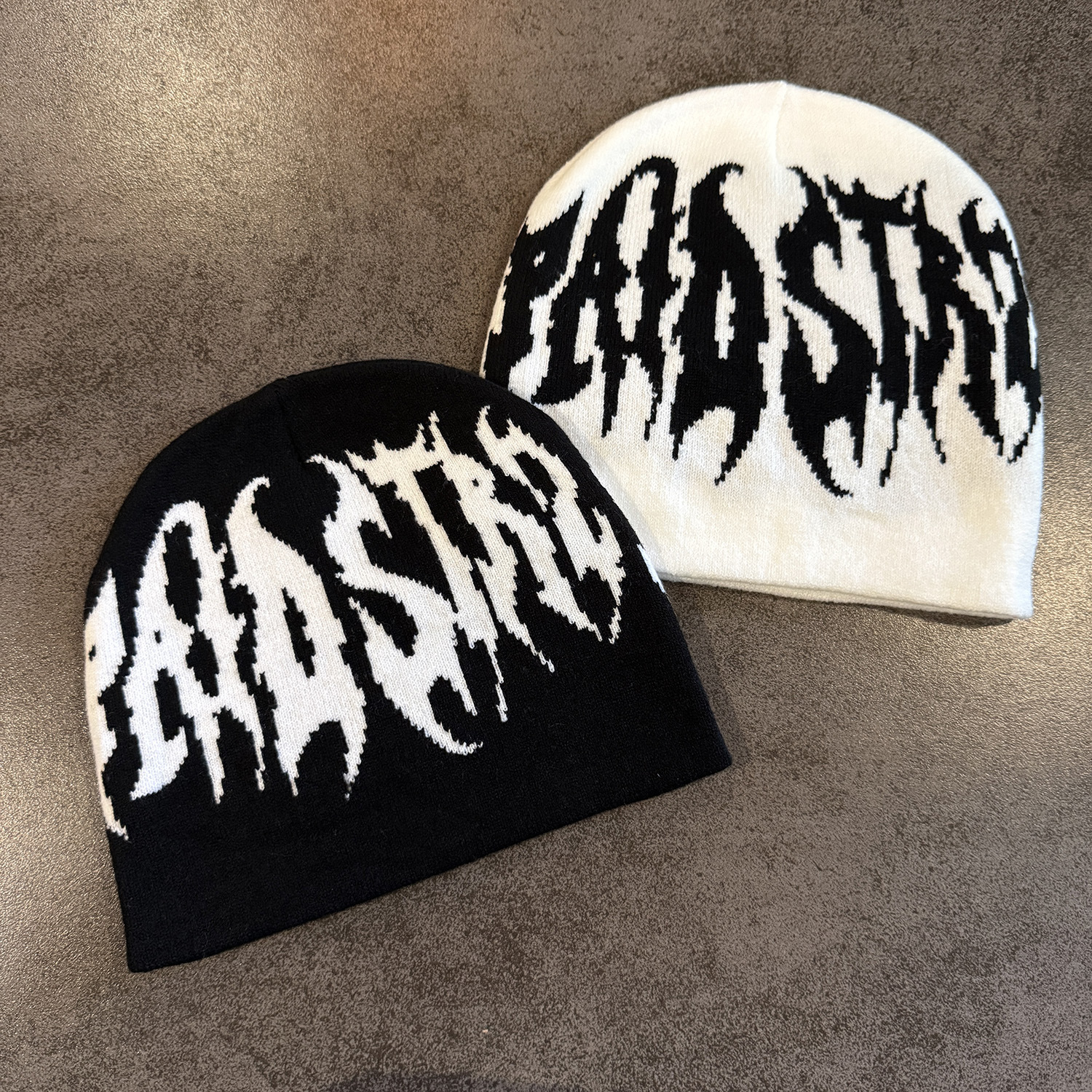 Gorro de Malha Dupla Face com Letras