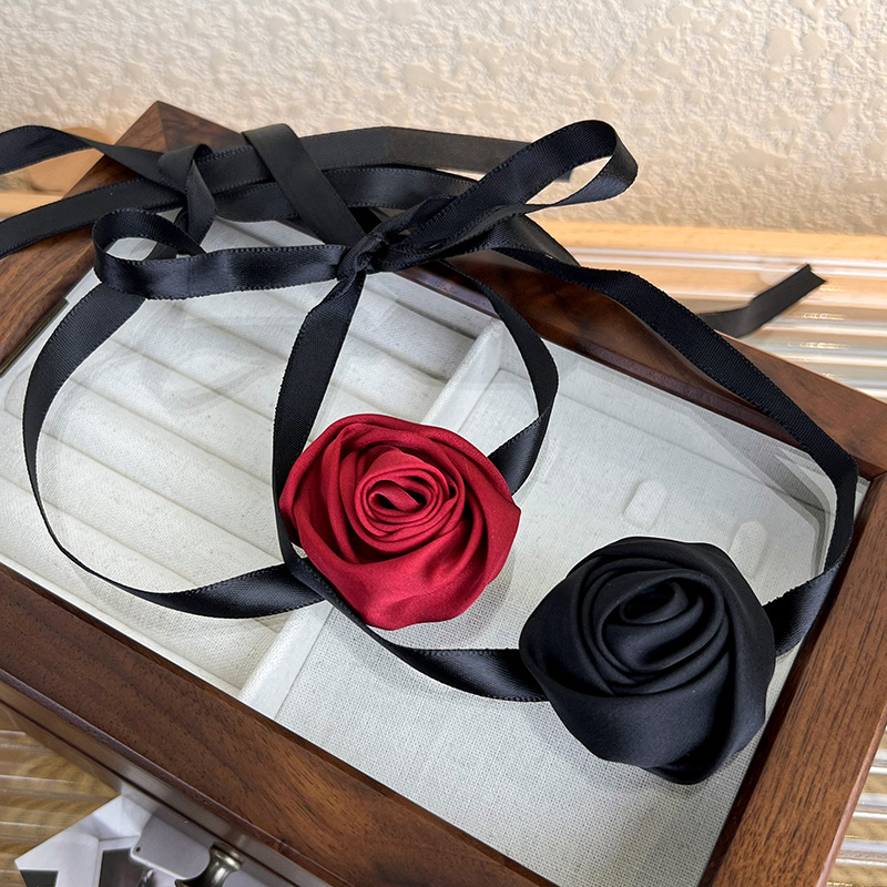 Регульований намисто-чокер з трояндою