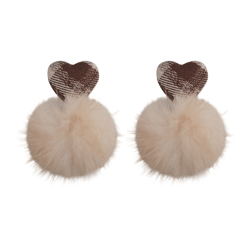 하트형 페이크 퍼 볼 귀걸이